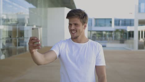 Hübscher-Junger-Mann-Mit-Weißem-T-Shirt,-Der-Draußen-Ein-Selfie-Macht.